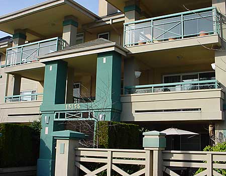Glass balcony rail